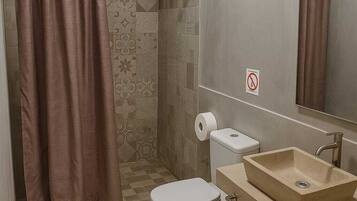 Dusj, hårføner og håndklær