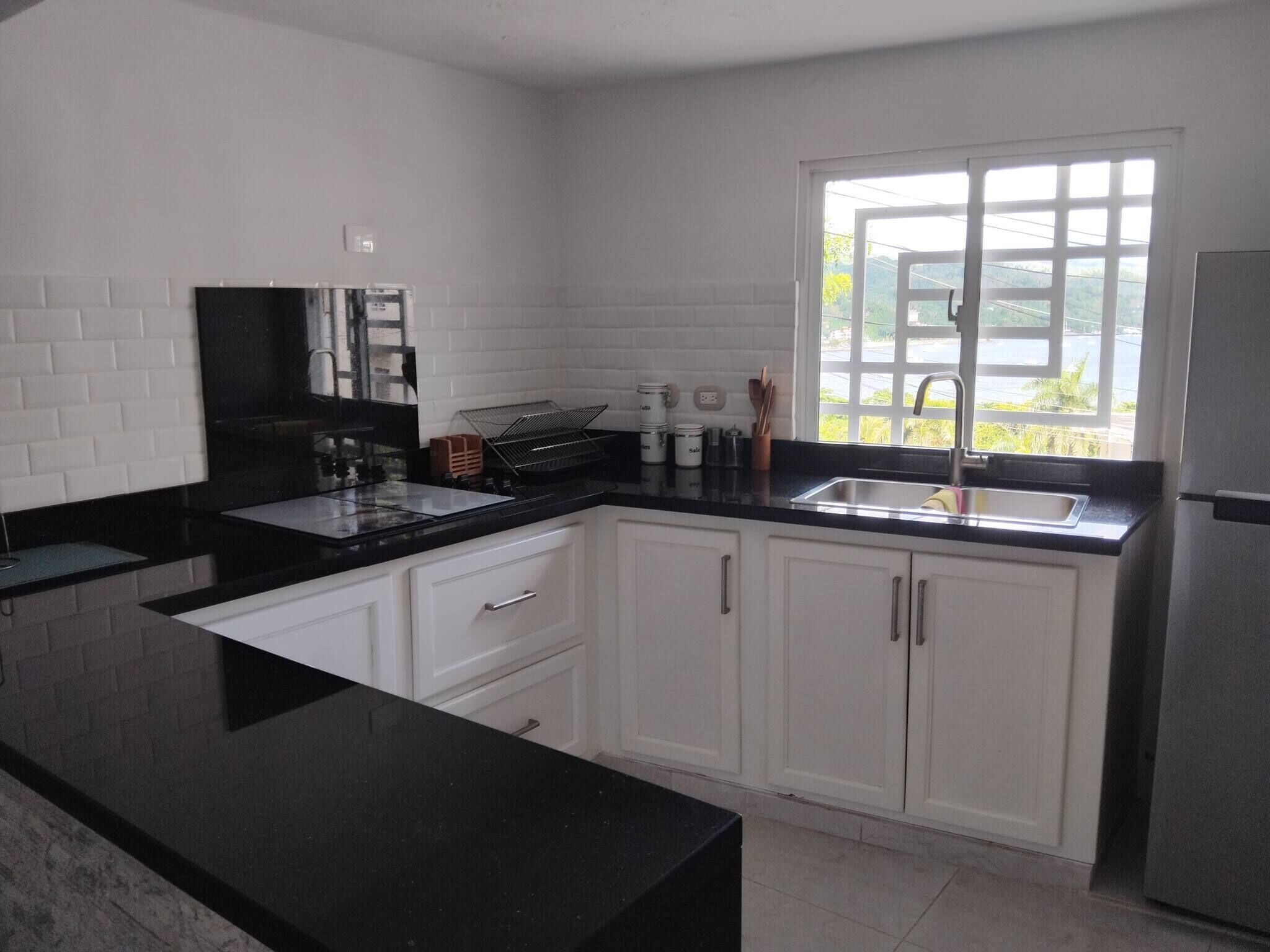 Kühlschrank, Mikrowelle, Herdplatte, Wasserkocher mit Kaffee-/Teezubehör