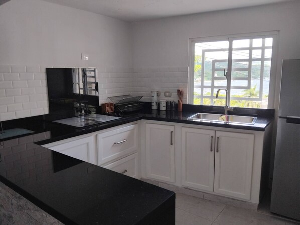 Fridge, microwave, stovetop, coffee/tea maker - Villa de Angela en Samana (Santa Bárbara)