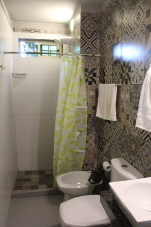 Een douche, handdoeken