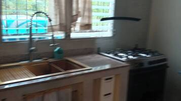 Een koelkast, een microgolfoven, een kookplaat