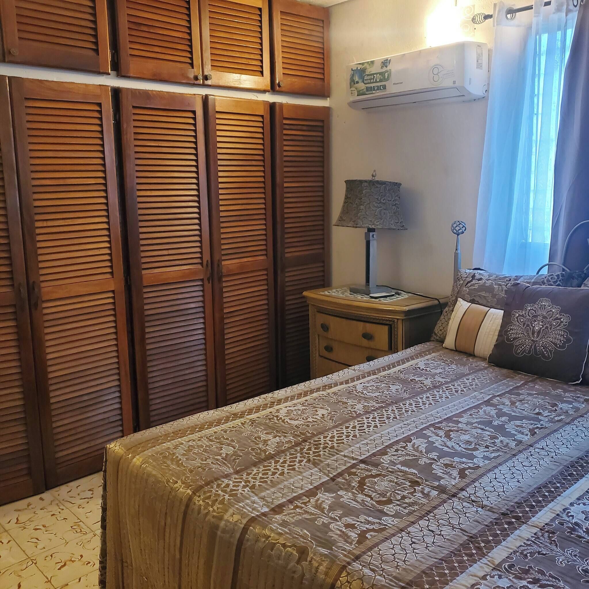 3 habitaciones, tabla de planchar con plancha, internet y ropa de cama 