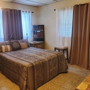 3 habitaciones, tabla de planchar con plancha, internet y ropa de cama 