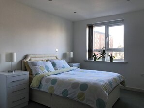 1 bedroom, iron/ironing board, internet, bed sheets - A double room in a great location (Southampton)