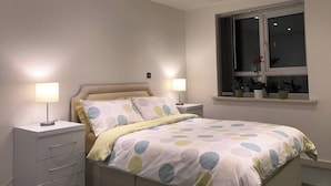 1 bedroom, iron/ironing board, Internet, bed sheets - A double room in a great location (Southampton)