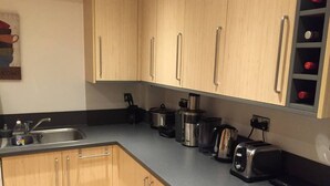 Coffee/tea maker, fridge, microwave, oven - A double room in a great location (Southampton)