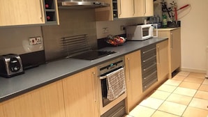 Coffee/tea maker, fridge, microwave, oven - A double room in a great location (Southampton)