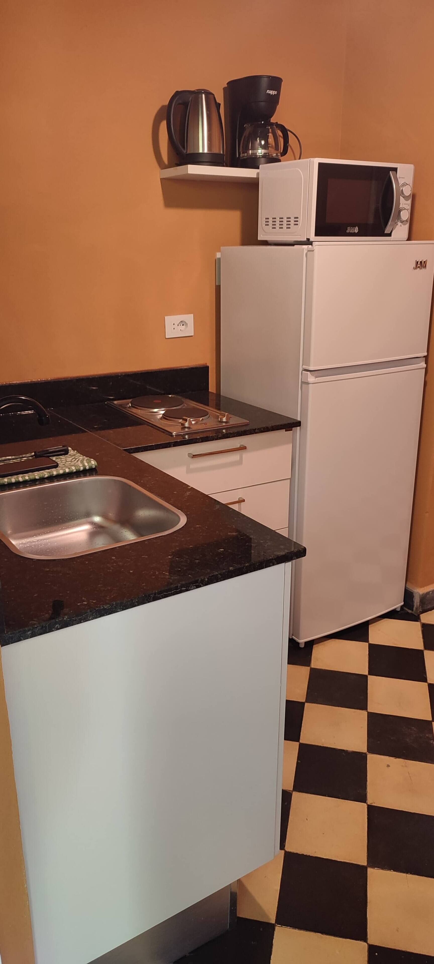 Geladeira, micro-ondas, cafeteira/chaleira