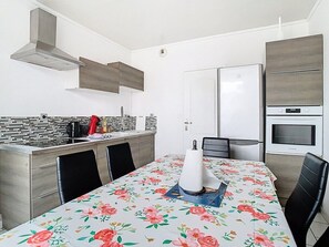 Fridge, oven, stovetop, coffee/tea maker