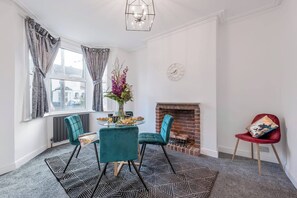 Dining - Glamorous Spacious House (London)