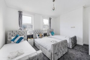 2 bedrooms, iron/ironing board, Internet, bed sheets - Glamorous Spacious House (London)