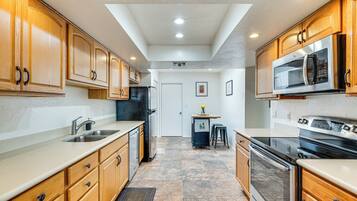 Fridge, microwave, stovetop, dishwasher