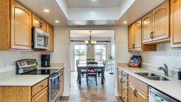 Fridge, microwave, stovetop, dishwasher