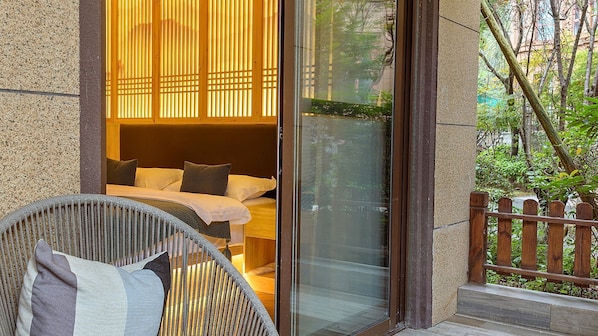 Terrace/patio - Heinemann’s Guest House— With Jacuzzi & Local Family vibes (Leshan)