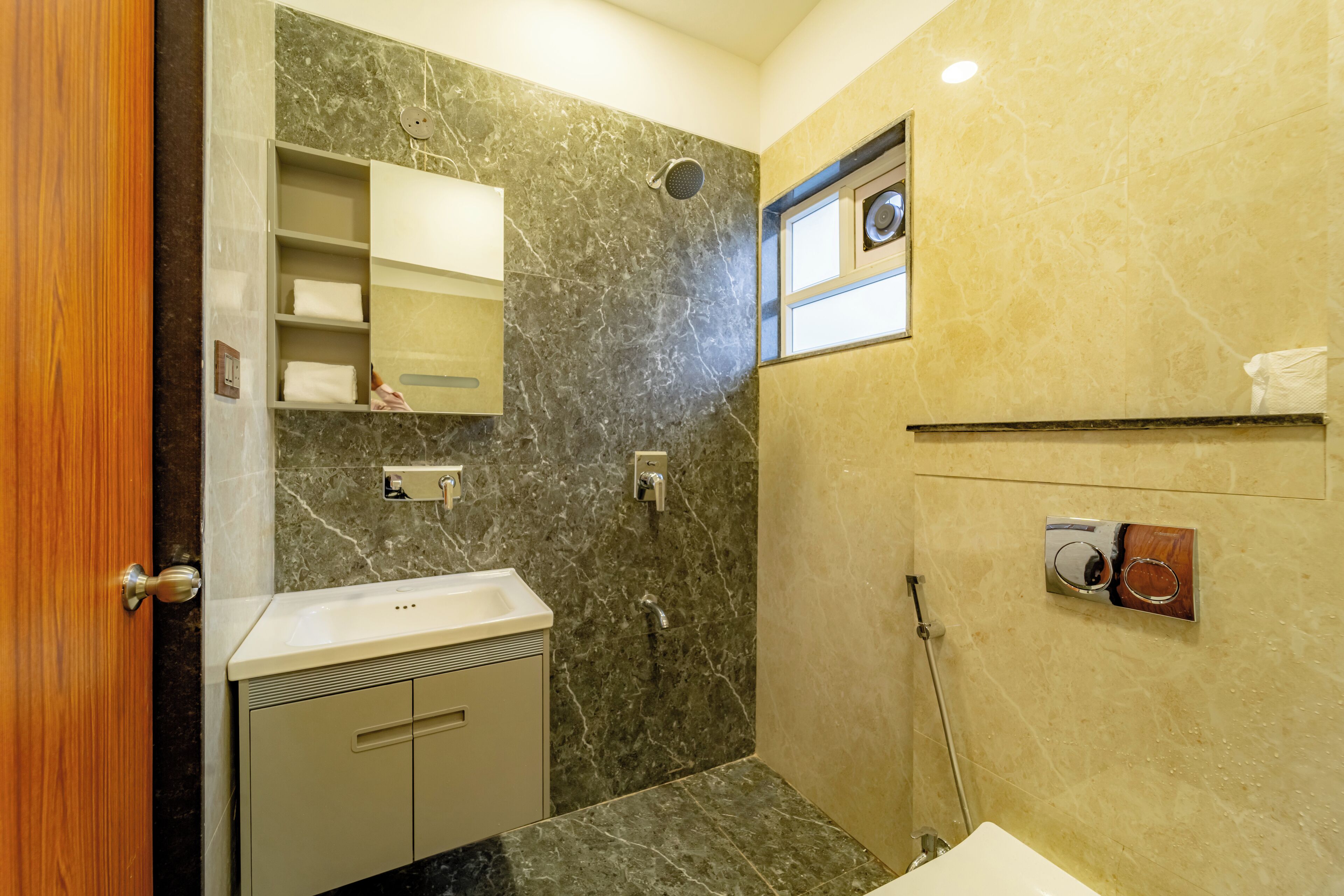 Badewanne und Dusche (separat), Handtücher, Seife, Shampoo