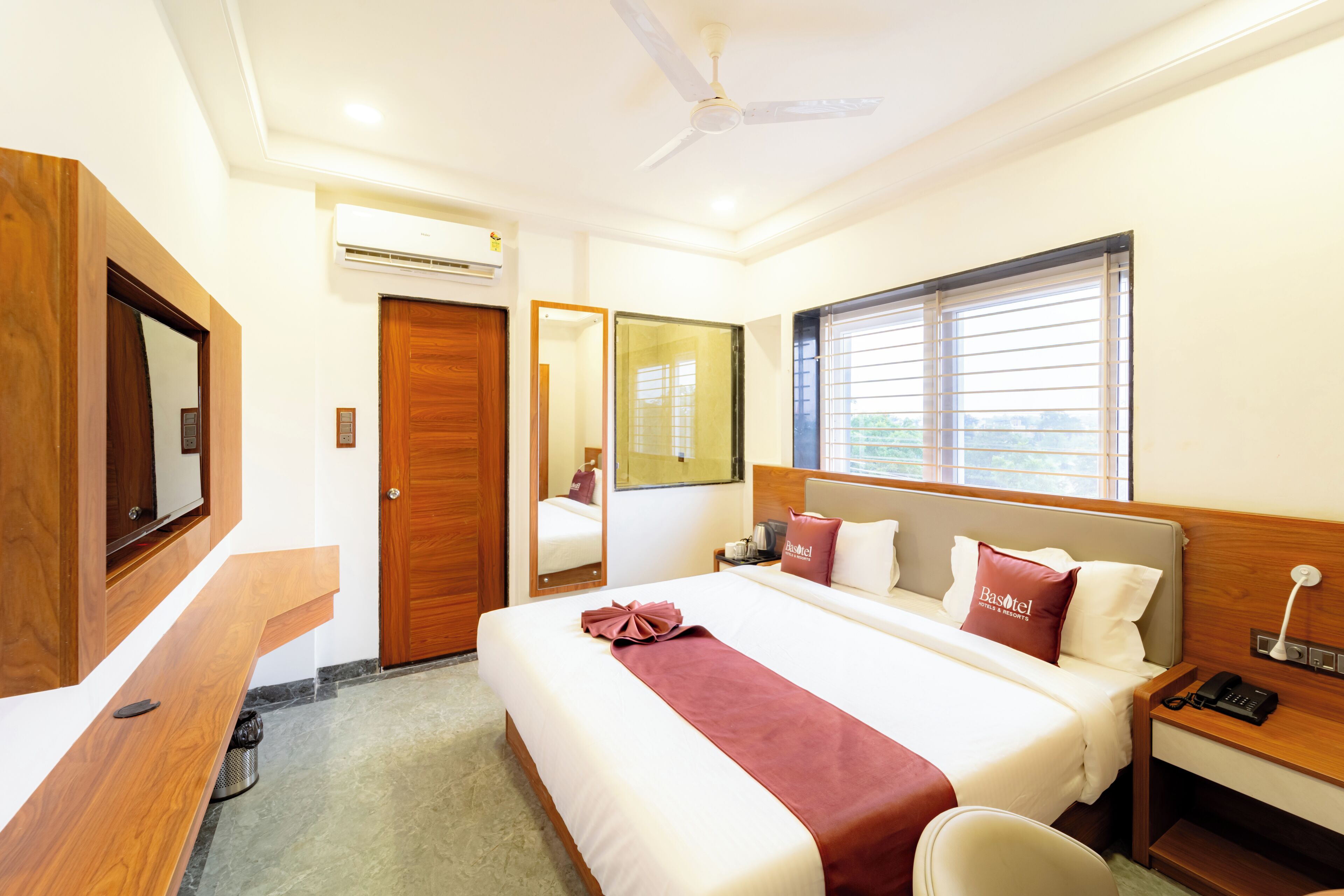 Desk, laptop workspace, free WiFi