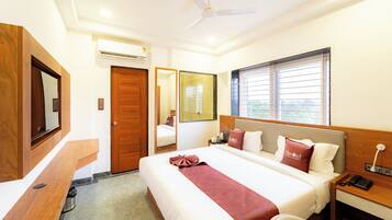 Escritorio, espacio para trabajar con laptop y wifi gratis