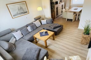Smart-TV, DVD-Player, Bücher, Stereoanlage