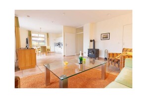 Smart-TV, peis, bøker og stereoanlegg