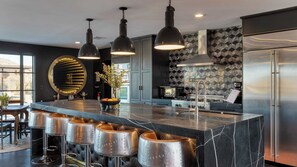 House (6 Bedrooms) | Interior