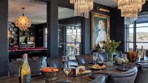 House (6 Bedrooms) | Interior