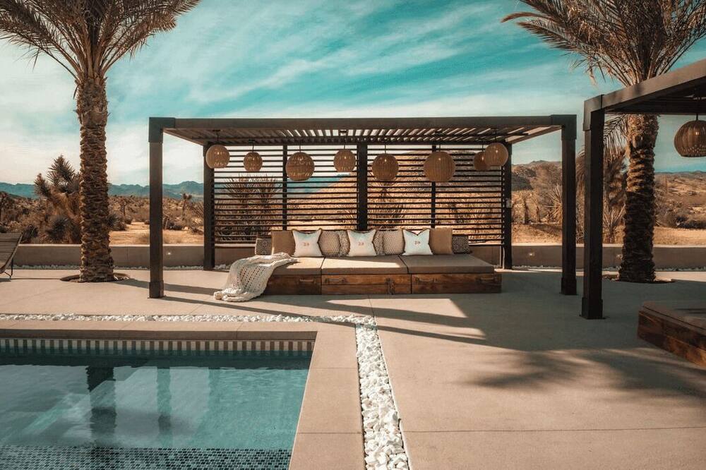 Iconic 6BR Desert Retreat w/ Pool, Pickleball & Fire Pit Joshua Tree Mansion by Avantstay - Joshua Tree, CA