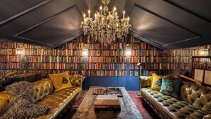 House (6 Bedrooms) | Interior
