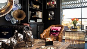 House (6 Bedrooms) | Interior