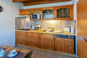 Kühlschrank, Mikrowelle, Herdplatte, Geschirrspüler