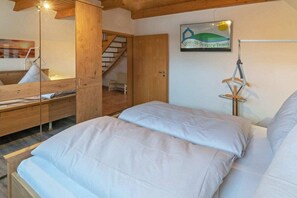 3 bedrooms, iron/ironing board, travel crib, free WiFi