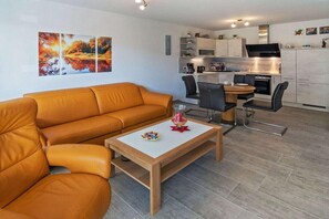 Smart TV, books - Holiday apartment Nordlicht-Greetsiel (Greetsiel)