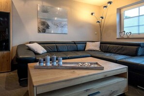 Een smart-tv, een dvd-speler en een stereo