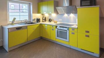 Een koelkast, een magnetron, een oven, een kookplaat