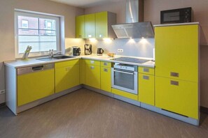 Een koelkast, een magnetron, een oven, een kookplaat