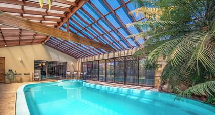 Work or Play or Weddings: Huge House, Pool, Shops & Near Airport