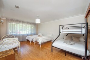 4 chambres, fer et planche à repasser, Wi-Fi gratuit, draps fournis