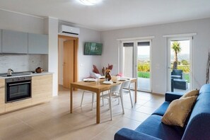 Appartement, patio, vue jardin | Cuisine privée | Chaise haute, tables à manger
