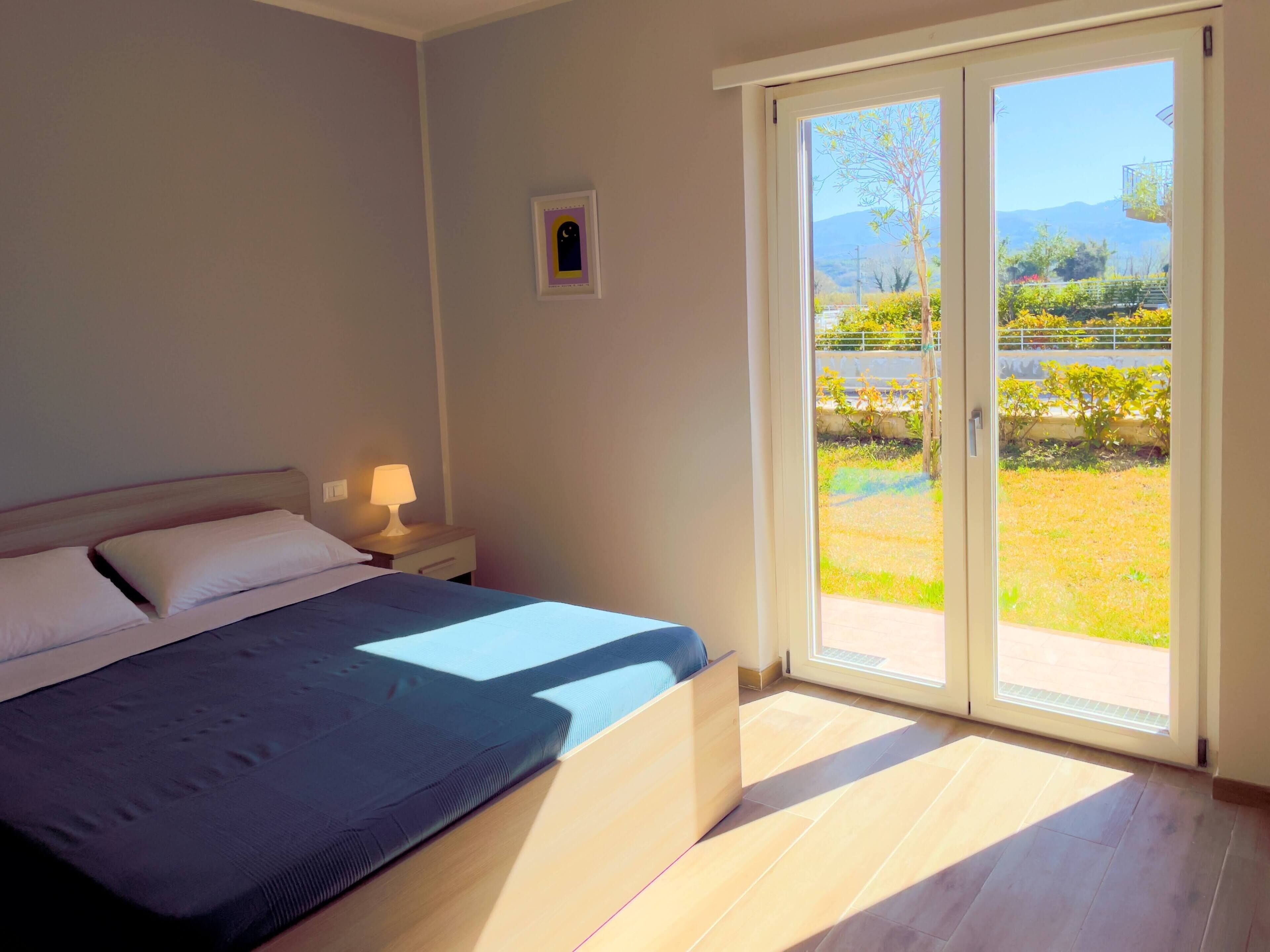 Villa Deluxe, patio, vista giardino | Una scrivania, tende oscuranti, Wi-Fi gratuito