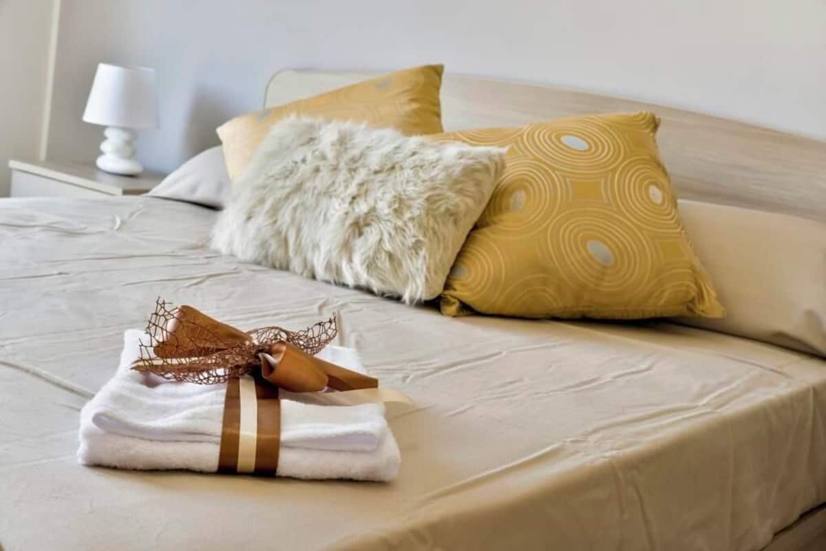 Una scrivania, tende oscuranti, Wi-Fi gratuito