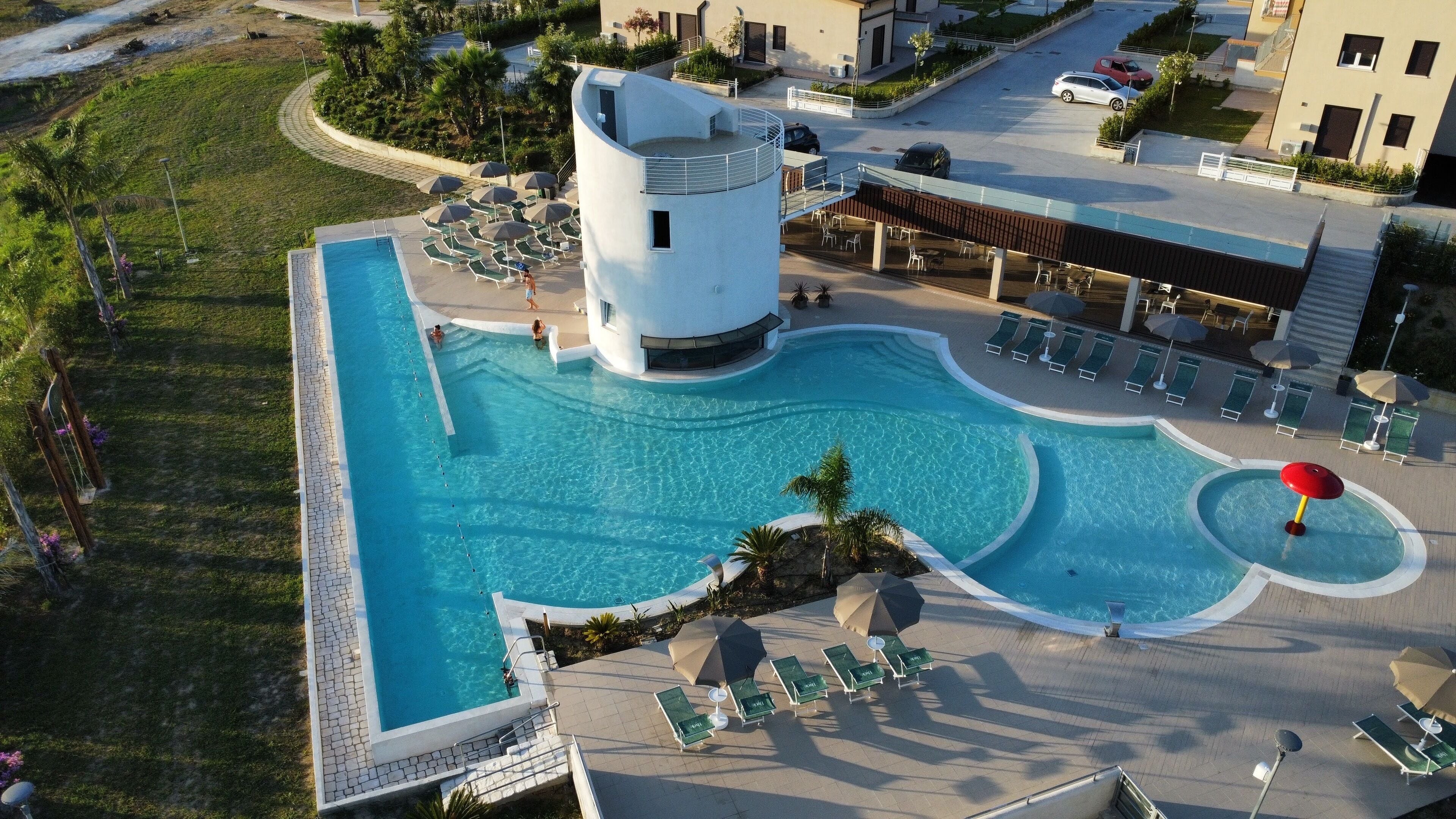 Piscina stagionale all'aperto, ombrelloni da piscina, lettini