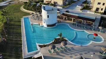 Piscina stagionale all'aperto, ombrelloni da piscina, lettini