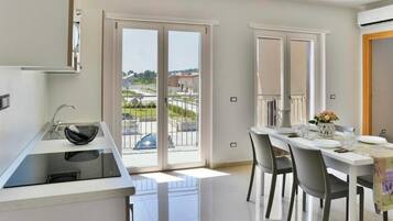 Appartamento, balcone | Cucina privata | Seggiolone, tavolo da pranzo