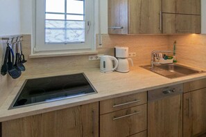 Réfrigérateur, micro-ondes, plaque de cuisson, lave-vaisselle