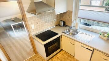 KĂŒhlschrank, Mikrowelle, Ofen, Herdplatte