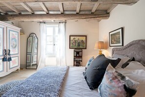 2 bedrooms, desk, iron/ironing board, travel cot - Heated Pool Apartment in Uzes (Uzès)