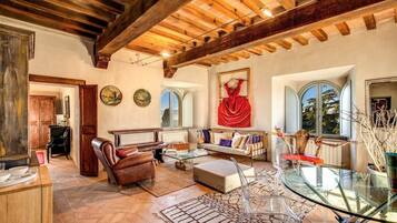 Smart TV, fireplace, offices