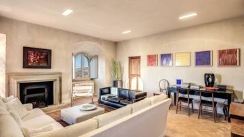 Smart-TV, Kamin, Arbeitsbereiche