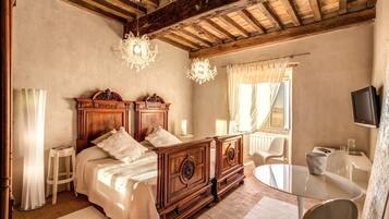 6 bedrooms, desk, iron/ironing board, travel crib