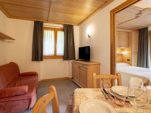 1 bedroom, travel cot, free WiFi