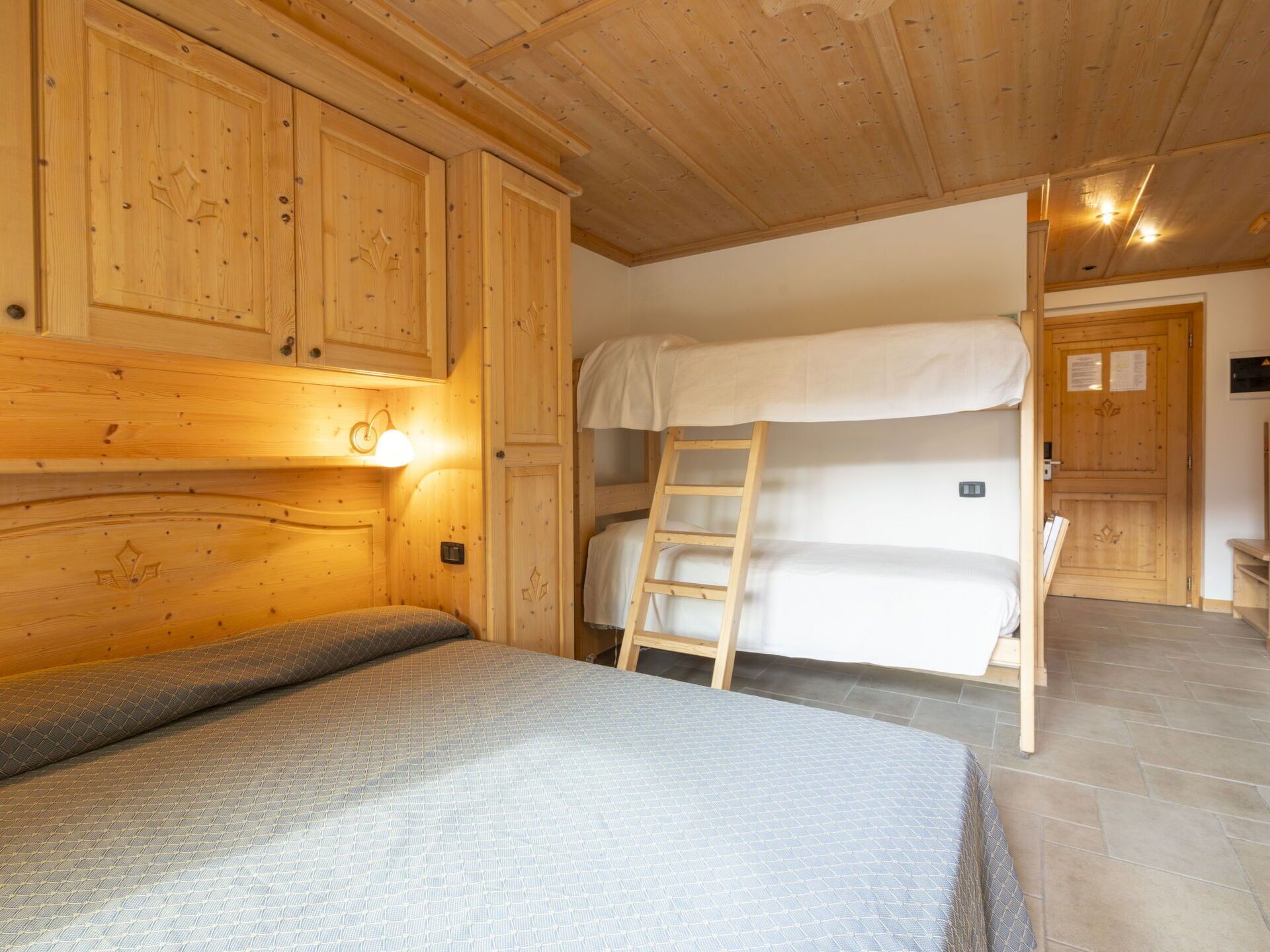 Bois, Plafond, Pièce, Dur, Tache De Bois, Tiroir, Chambre, Lit, Cabinetry, Cabane En Rondins